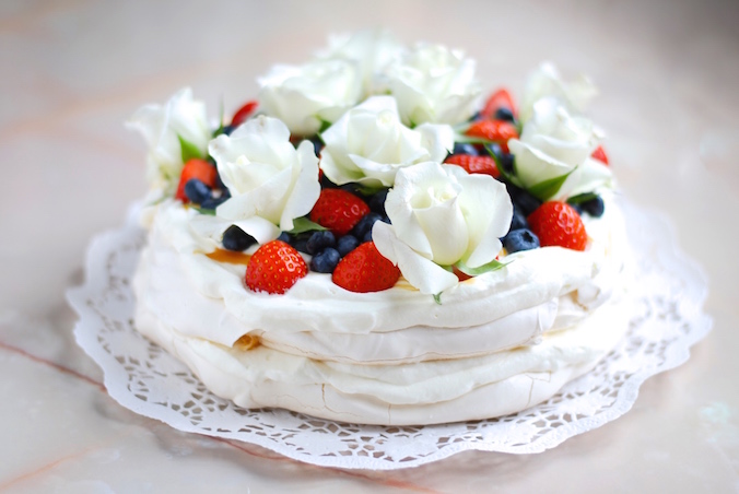 Jednoduchý dort Pavlova s ovocem a jedlými květy